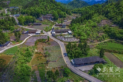宣恩縣椒園集鎮(zhèn)至鑼圈巖段公路，全長8公里，途經(jīng)椒園村、涼風(fēng)村、鑼圈巖村，該公路建成既有效帶動(dòng)沿線煙葉等產(chǎn)業(yè)發(fā)展，又是曜天眼景區(qū)的
