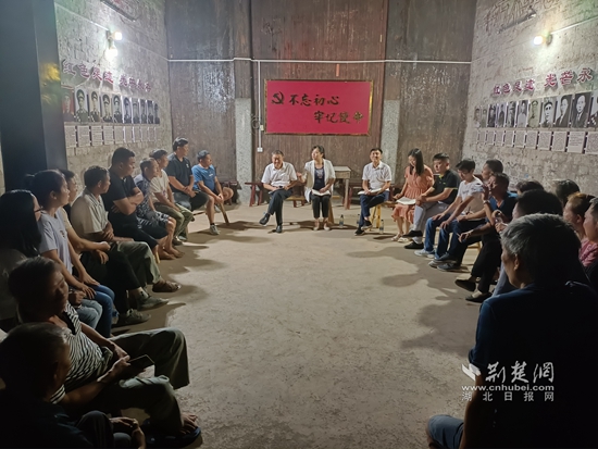 崇陽縣金塘鎮(zhèn)黨員干部在金塘村盧家大屋村灣開展灣子夜話,和群眾共商環(huán)境治理等事宜。.jpg