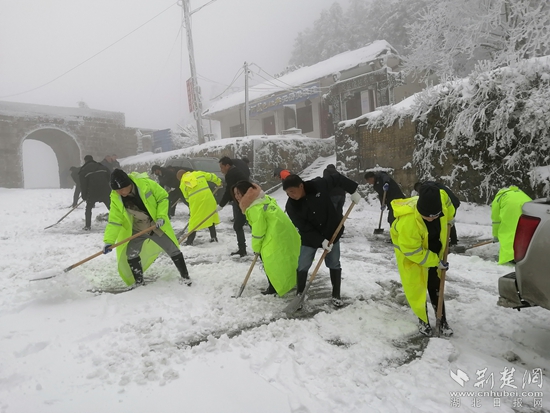 掃雪除冰，應急響應 通訊員 劉陽永 攝_副本.jpg