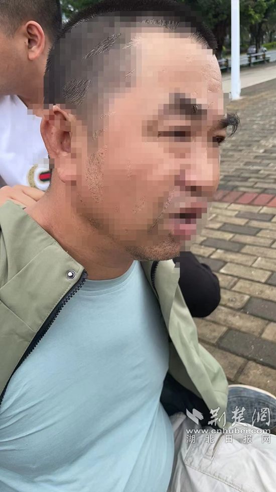 郭某正在海堤邊抽煙，民警將其控制.jpg.jpg