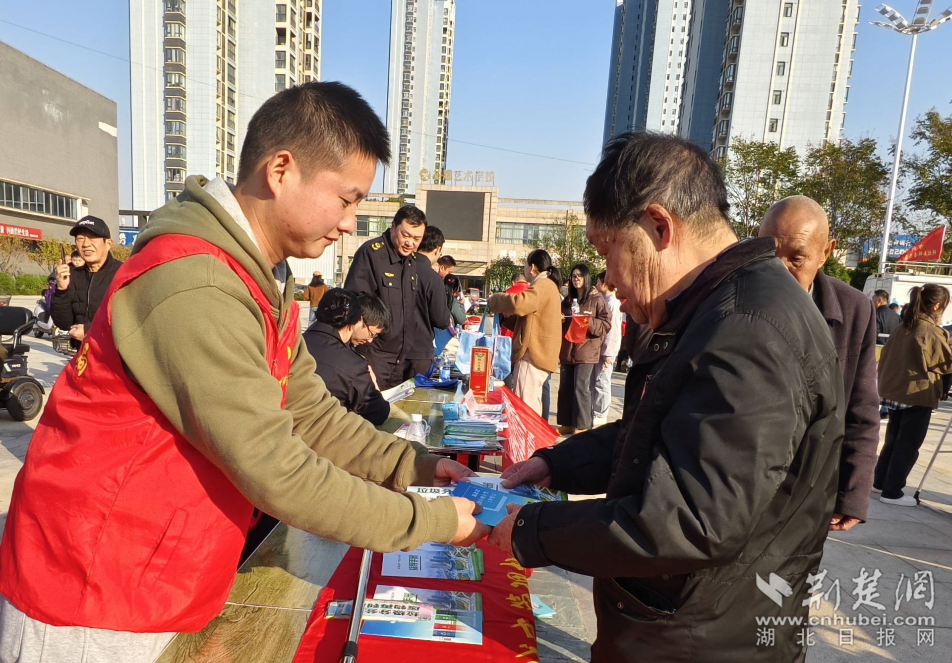 城管局志愿者向群眾分發(fā)垃圾分類宣傳手冊(cè)  李夢婷攝 .jpg.jpg
